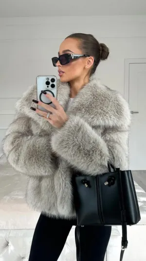 Mary - Luxurious Faux Fur Coat